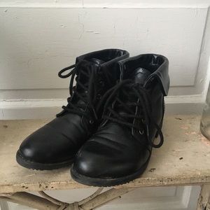 Cliffs by White Mountain Black Leather Ankle Boots